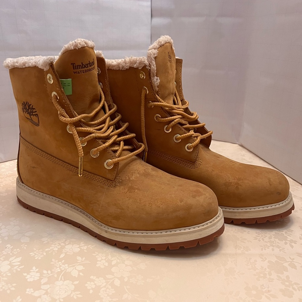 Gently used men’s Sz 9 Timberland Boots with natural coloring and fur lining.